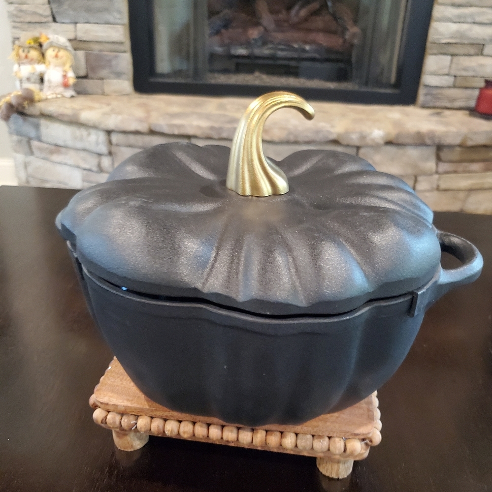 Black Pumpkin Dutch Oven-NWT